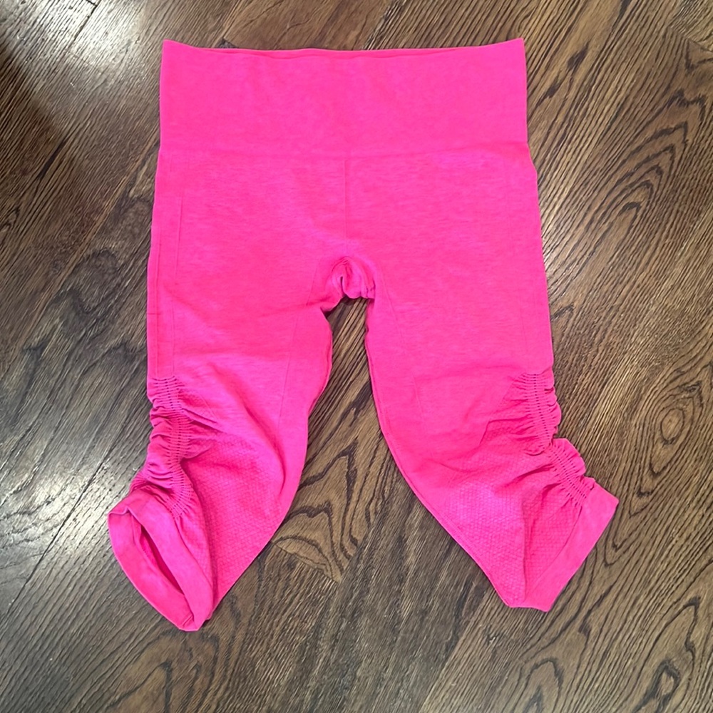 Lululemon bright pink cropped leggings, size 8